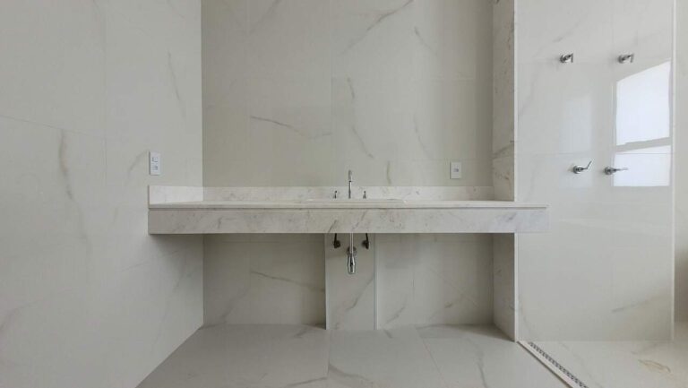 Apartamento à venda no Jardim Ilhas do Sul: Banheiro Sra.