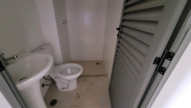 Apartamento à venda no Jardim Ilhas do Sul: Banheiro de empregada