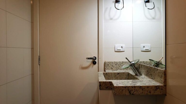 Casa em Condomínio à venda no Vila do Golfe: Banheiro social