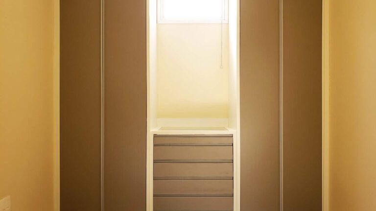 Casa em Condomínio à venda no Vila do Golfe: Closet
