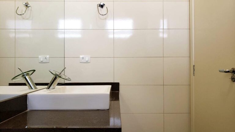 Casa em Condomínio à venda no Vila do Golfe: Banheiro Sr. Su te 3