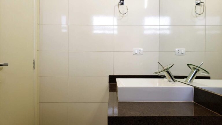 Casa em Condomínio à venda no Vila do Golfe: Banheiro Sra. Su te 3