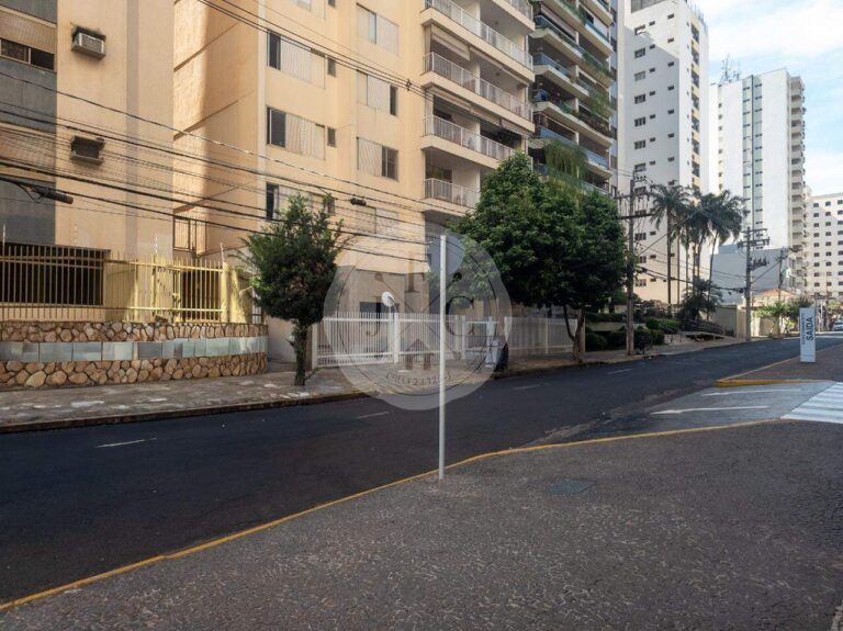 Apartamento Tipo à venda no Centro: