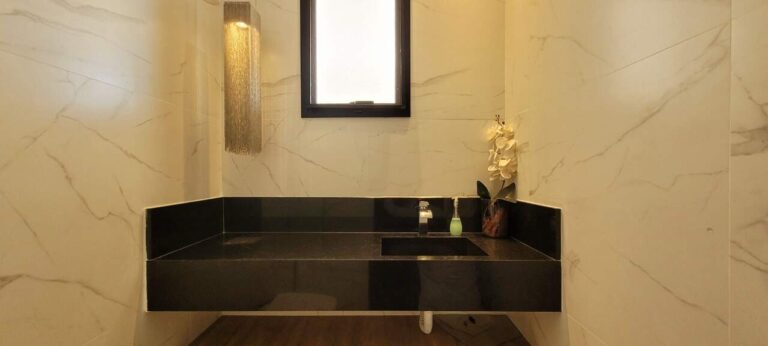 Casa em Condomínio à venda no Vila do Golfe: lavabo