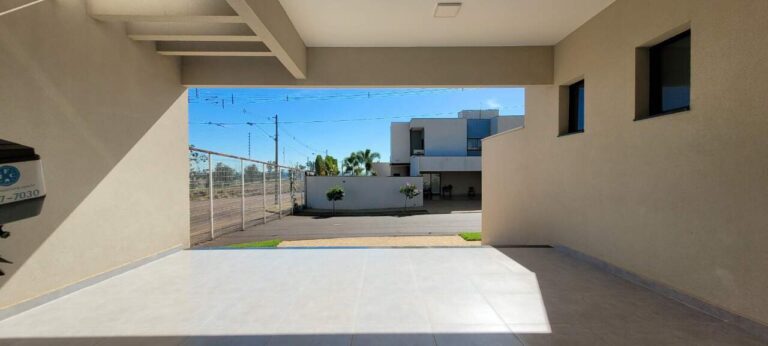 Casa em Condomínio à venda no Vila do Golfe: garagem