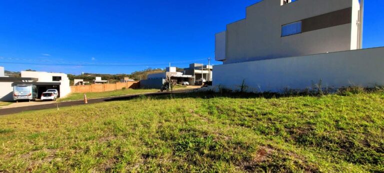 Terreno em Condomínio à venda no Reserva SantAnna: lateral direita fundo