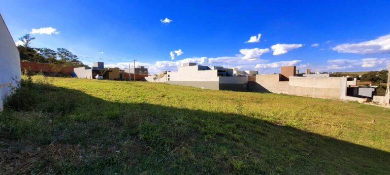 Terreno em Condomínio à venda no Reserva SantAnna: lateral esquerda frente