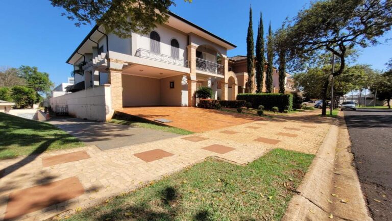 Casa em Condomínio à venda no Jardim Irajá: