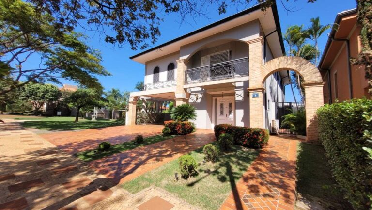Casa em Condomínio à venda no Jardim Irajá: