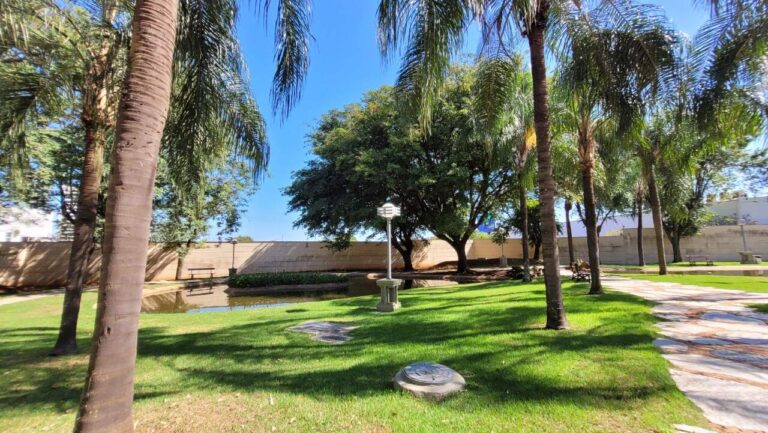 Casa em Condomínio à venda no Jardim Irajá:
