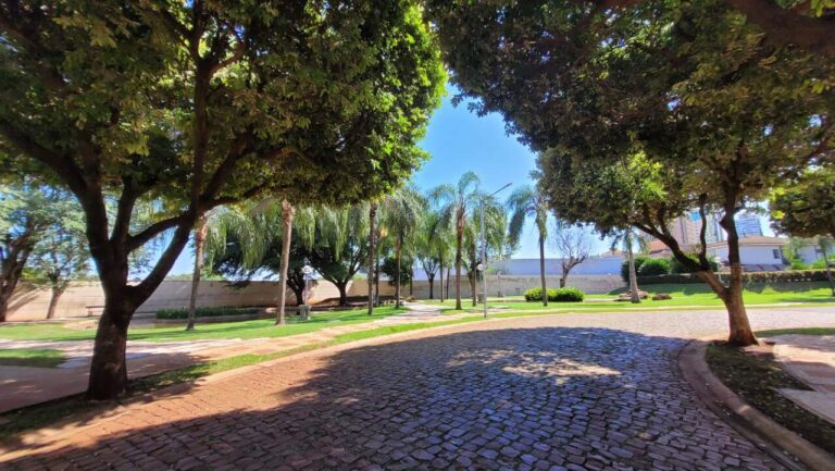 Casa em Condomínio à venda no Jardim Irajá: