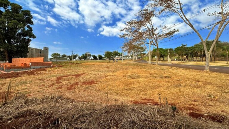 Terreno Comercial para aluguel no Loteamento Santa Marta: