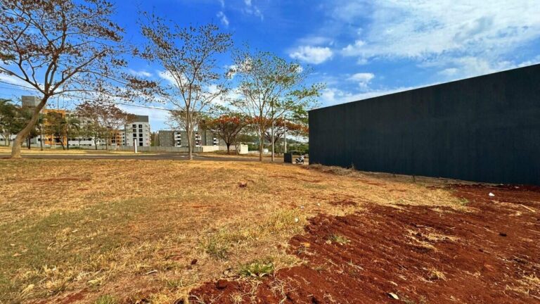 Terreno Comercial para aluguel no Loteamento Santa Marta: