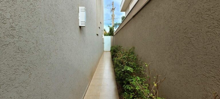 Casa em Condomínio à venda no Condomínio Villa Romana: corredor lateral
