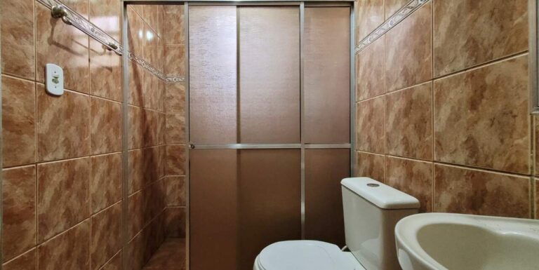 Casa à venda no Centro: banheiro ed cula