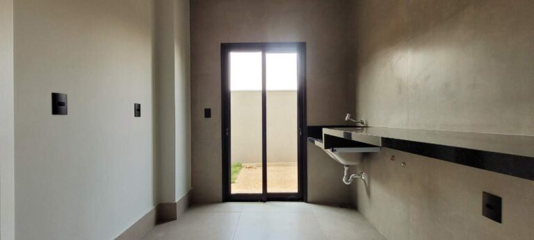Casa em Condomínio para aluguel no Residencial e Empresarial Alphaville: rea de servi o