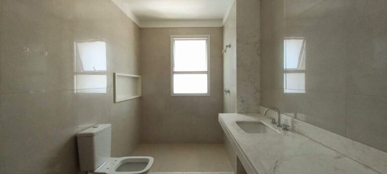 Apartamento à venda no Jardim Ilhas do Sul: Banheiro Sra.