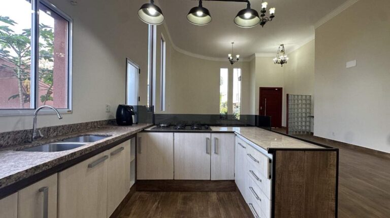 Casa em Condomínio para aluguel no Vila do Golfe: