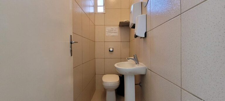 Casa Comercial à venda no Jardim Sumaré: Lavabo