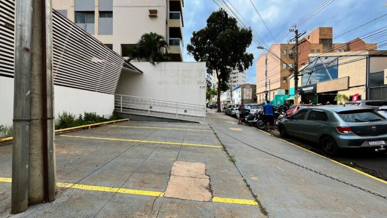 Prédio Comercial para aluguel no Centro: garagem