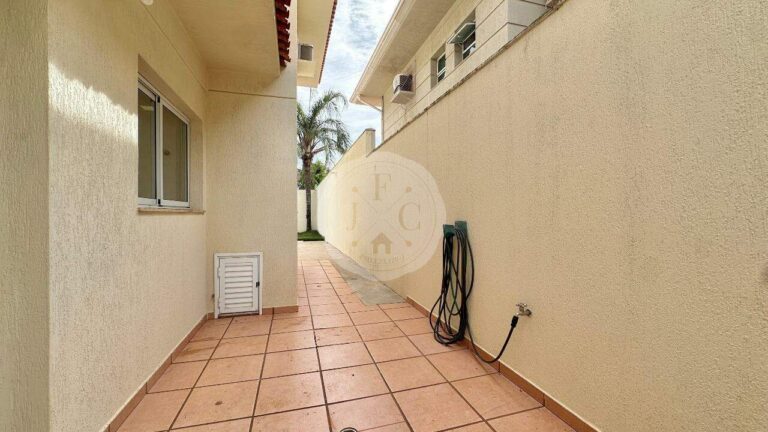 Casa em Condomínio para aluguel no Recreio das Acácias: