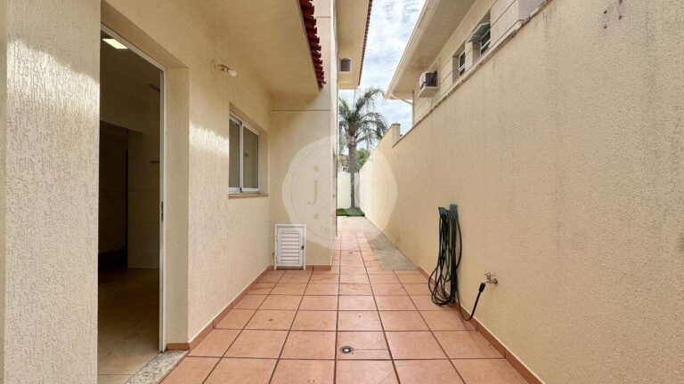 Casa em Condomínio para aluguel no Recreio das Acácias:
