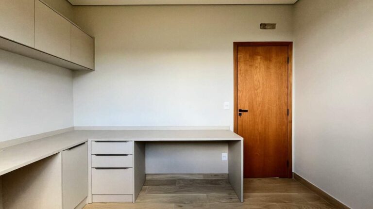 Casa em Condomínio para aluguel no Residencial e Empresarial Alphaville: home office