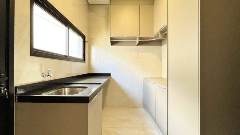 Casa em Condomínio para aluguel no Residencial e Empresarial Alphaville: rea de servi o