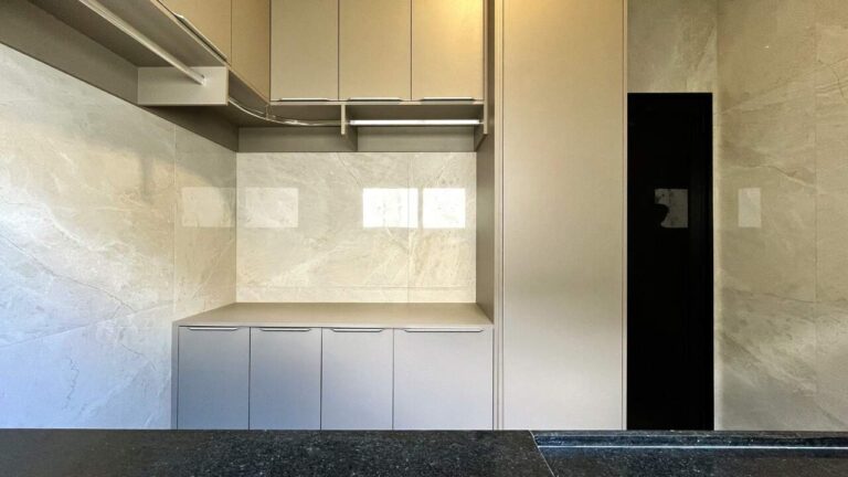 Casa em Condomínio para aluguel no Residencial e Empresarial Alphaville: rea de servi o