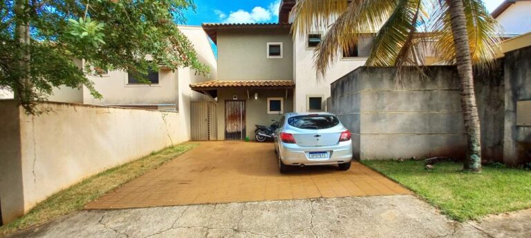 Casa em Condomínio à venda no Jardim Botânico: fachada