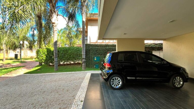 Casa em Condomínio à venda no Vila do Golfe: garagem