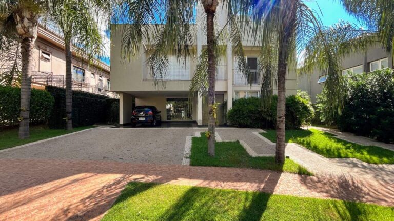 Casa em Condomínio à venda no Vila do Golfe: fachada