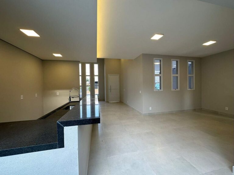 Casa em Condomínio à venda no Jardim Valência: