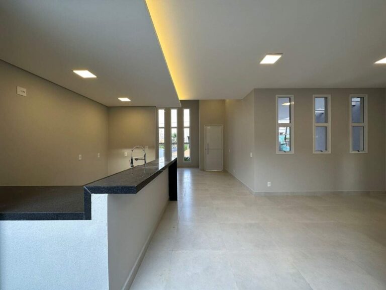 Casa em Condomínio à venda no Jardim Valência: