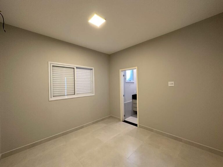 Casa em Condomínio à venda no Jardim Valência: