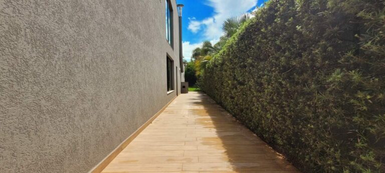 Casa em Condomínio à venda no Vila do Golfe: corredor lateral