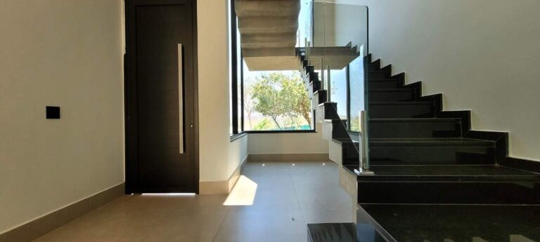Casa em Condomínio à venda no Residencial e Empresarial Alphaville: hall de entrada
