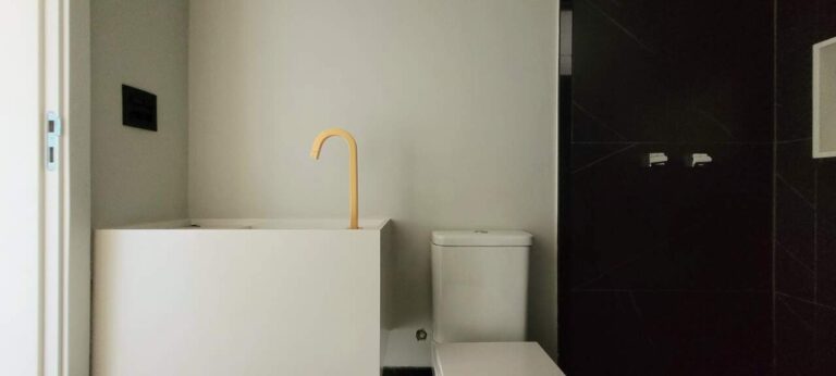 Casa em Condomínio à venda no Residencial e Empresarial Alphaville: lavabo