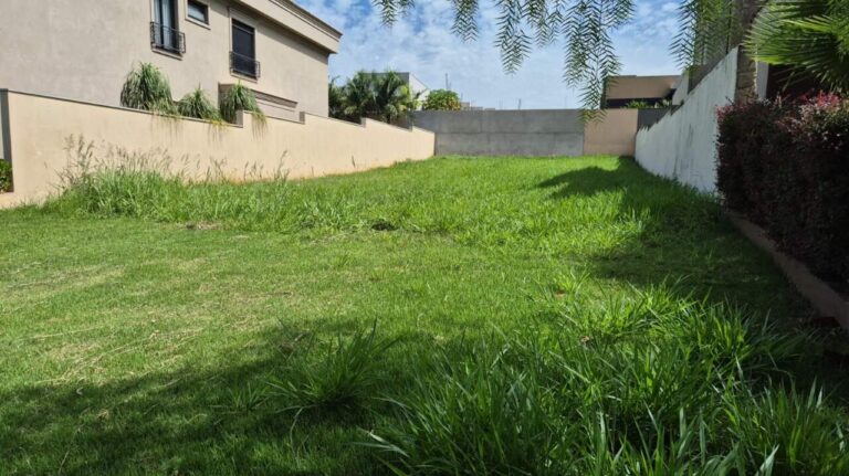 Terreno em Condomínio à venda no Vila do Golfe: