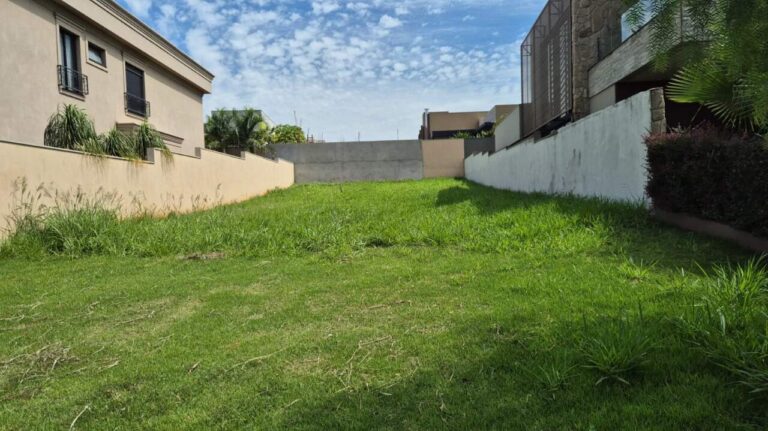 Terreno em Condomínio à venda no Vila do Golfe: