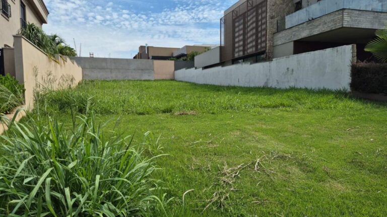 Terreno em Condomínio à venda no Vila do Golfe: