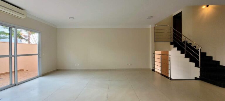 Casa em Condomínio para aluguel no Condomínio Colina do Sabiá: Living