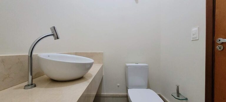 Casa em Condomínio para aluguel no Condomínio Colina do Sabiá: Lavabo