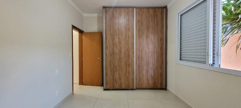 Casa em Condomínio para aluguel no Condomínio Colina do Sabiá: Su te 3