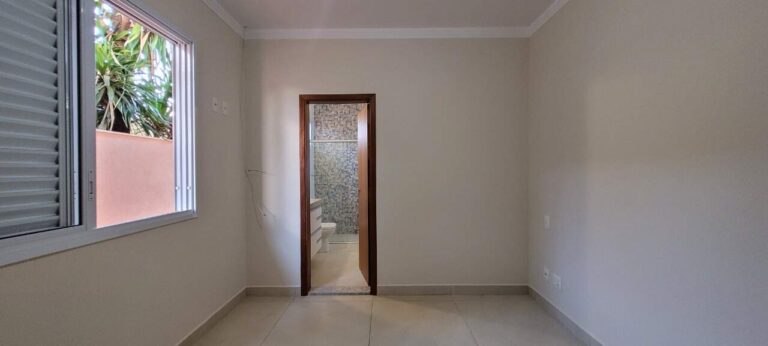 Casa em Condomínio para aluguel no Condomínio Colina do Sabiá: Su te 3