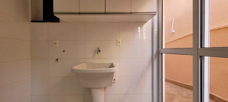 Casa em Condomínio para aluguel no Condomínio Colina do Sabiá: rea de servi o
