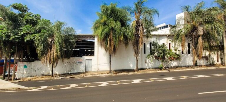 Prédio Comercial para aluguel no Jardim América: entrada do fundo