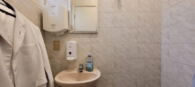 Prédio Comercial para aluguel no Jardim Califórnia: banheiro consult rio 1