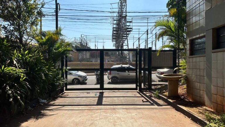 Prédio Comercial à venda no Nova Ribeirânia: Garagem