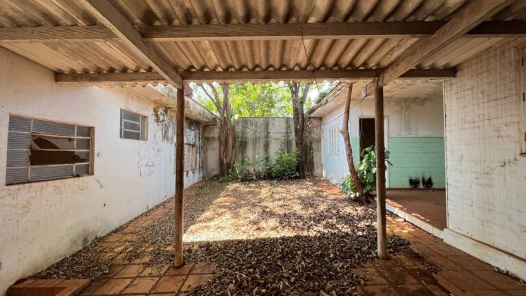 Casa Comercial à venda no Jardim América: Quintal